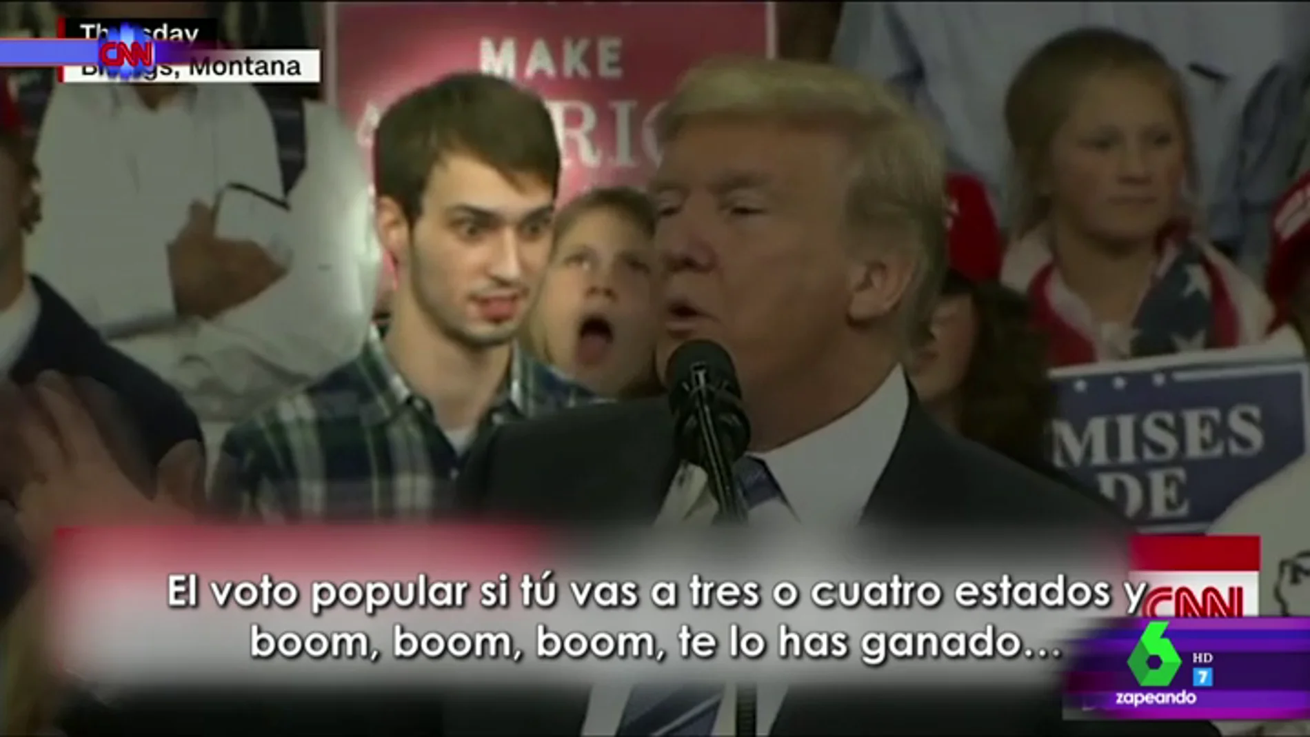 El joven no deja de poner caras detrás de Trump