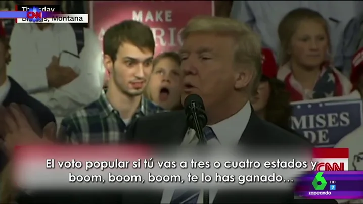 El joven no deja de poner caras detrás de Trump El joven no deja de poner caras detrás de Trump