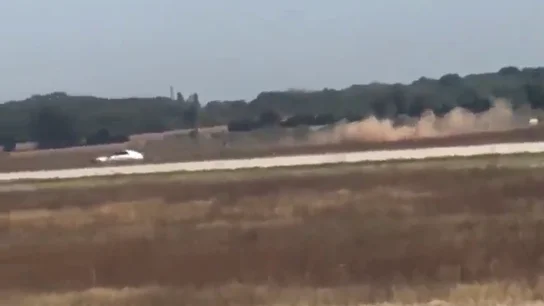 Detenido un hombre tras irrumpir con su vehículo en la pista de despegue del aeropuerto de Lyon Detenido un hombre tras irrumpir con su vehículo en la pista de despegue del aeropuerto de Lyon