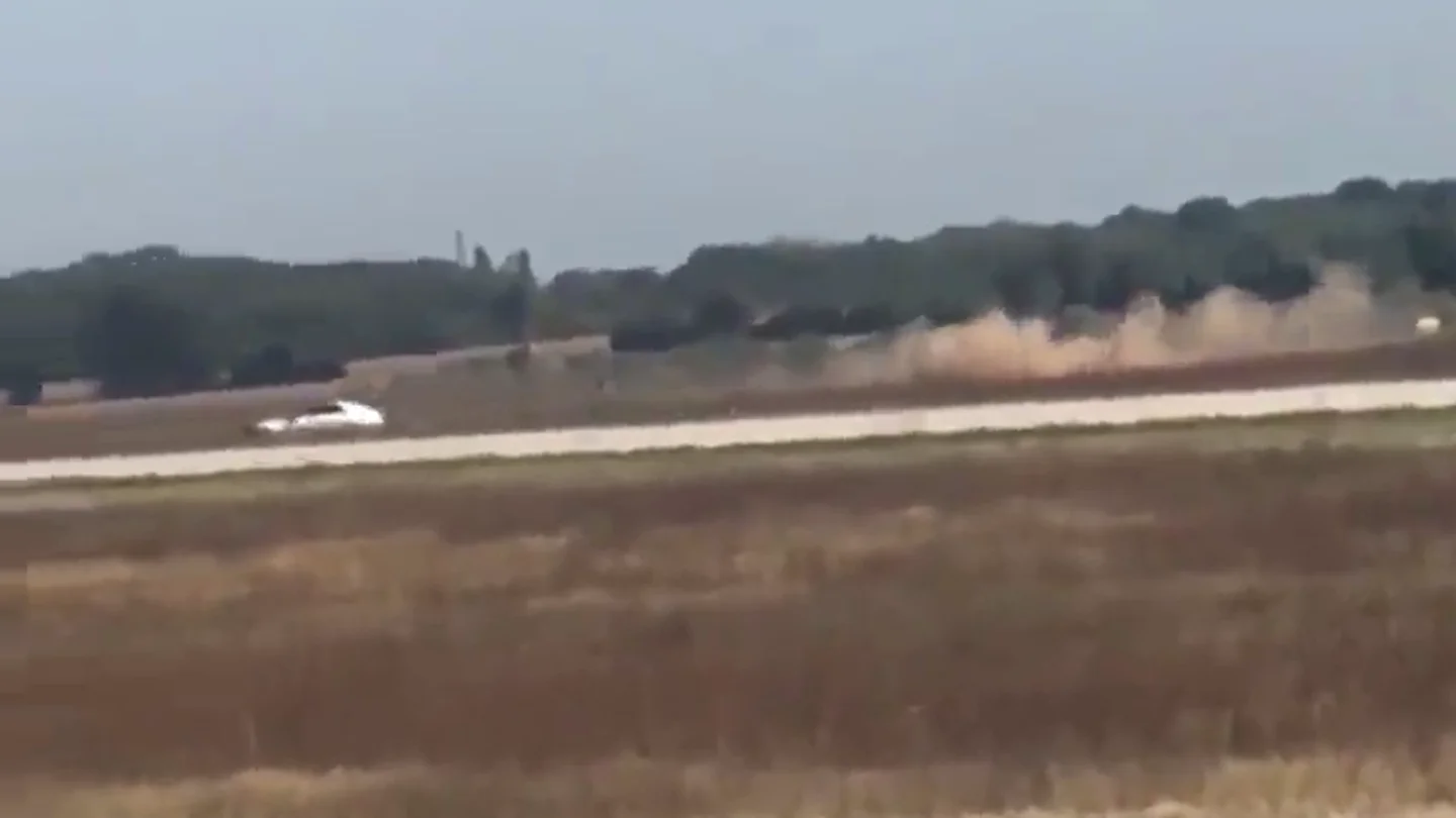 Detenido un hombre tras irrumpir con su vehículo en la pista de despegue del aeropuerto de Lyon Detenido un hombre tras irrumpir con su vehículo en la pista de despegue del aeropuerto de Lyon