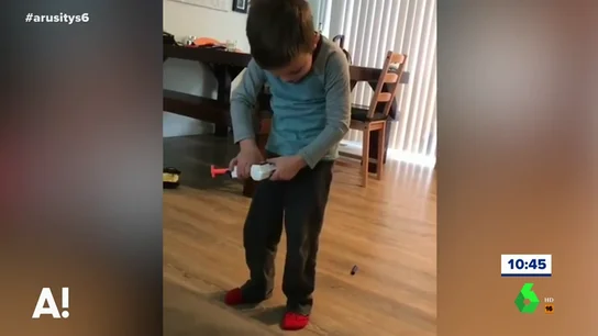 Las indignantes imágenes de una madre que graba a su hijo llorando de dolor tras dispararse con una grapadora en los genitales Las indignantes imágenes de una madre que graba a su hijo llorando de dolor tras dispararse con una grapadora en los genitales