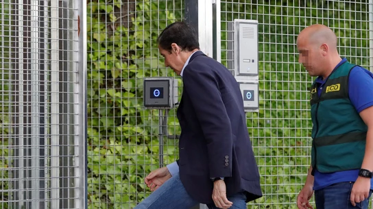 Eduardo Zaplana, el expresidente de la Generalitat valenciana Eduardo Zaplana llega a la Comandancia de la Guardia Civil