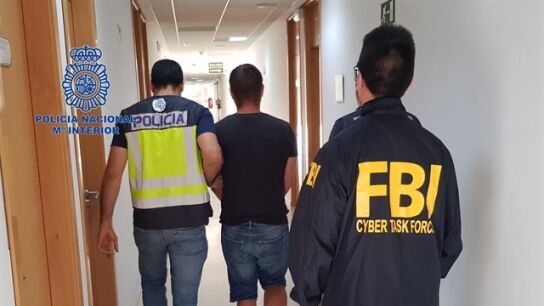La Polic&iacute;a Nacional, en colaboraci&oacute;n con el FBI, detiene a un experto en ciberataques que sustrajo millones de datos bancarios