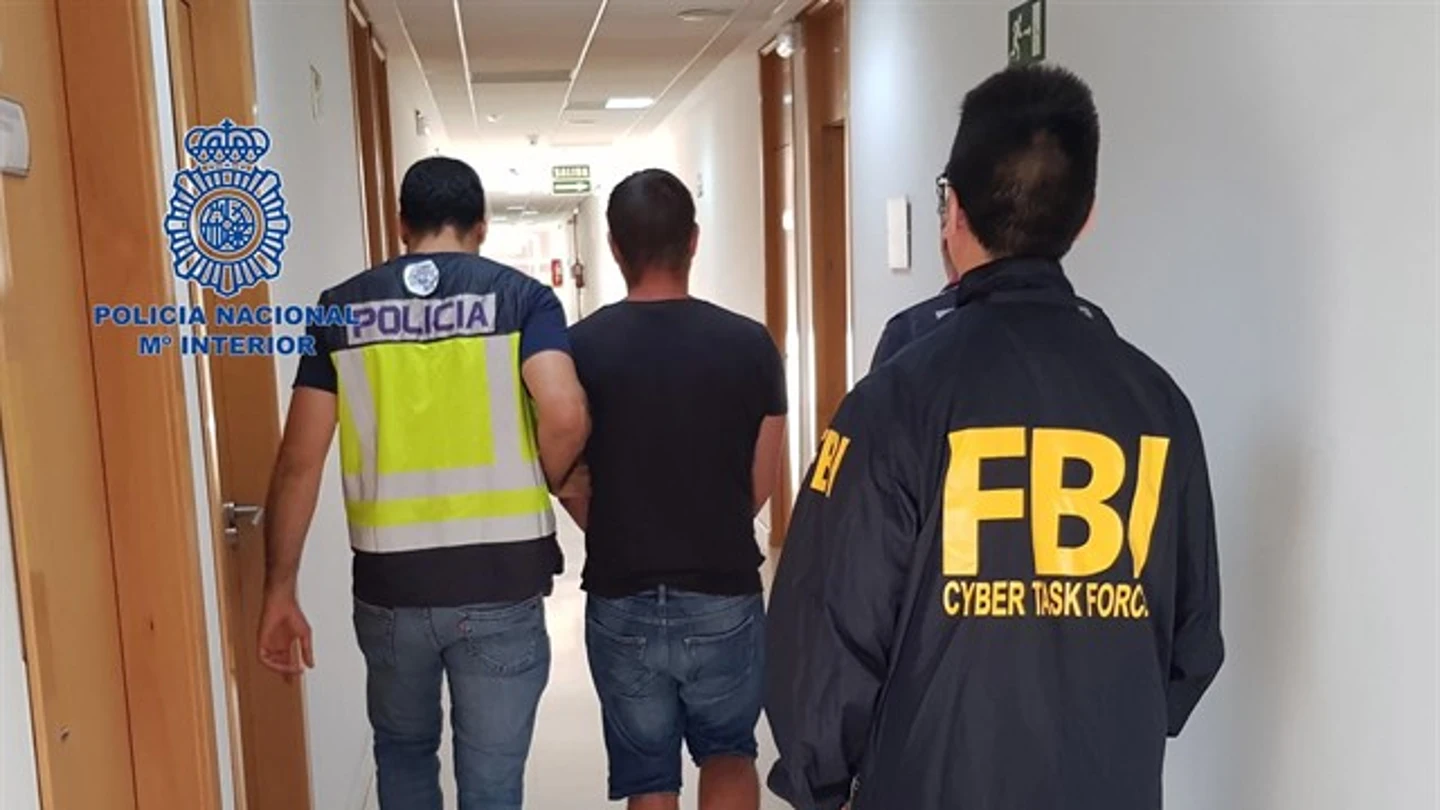 La Policía Nacional, en colaboración con el FBI, detiene a un experto en ciberataques que sustrajo millones de datos bancarios La Policía Nacional, en colaboración con el FBI, detiene a un experto en ciberataques que sustrajo millones de datos bancarios