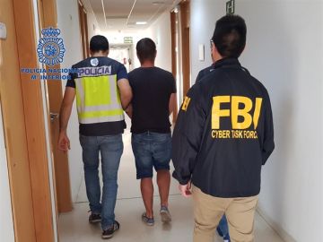 La Policía Nacional, en colaboración con el FBI, detiene a un experto en ciberataques que sustrajo millones de datos bancarios La Policía Nacional, en colaboración con el FBI, detiene a un experto en ciberataques que sustrajo millones de datos bancarios
