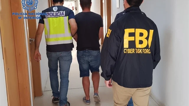 La Policía Nacional, en colaboración con el FBI, detiene a un experto en ciberataques que sustrajo millones de datos bancarios