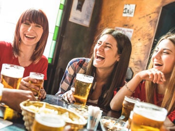 Chicas bebiendo cerveza Chicas bebiendo cerveza