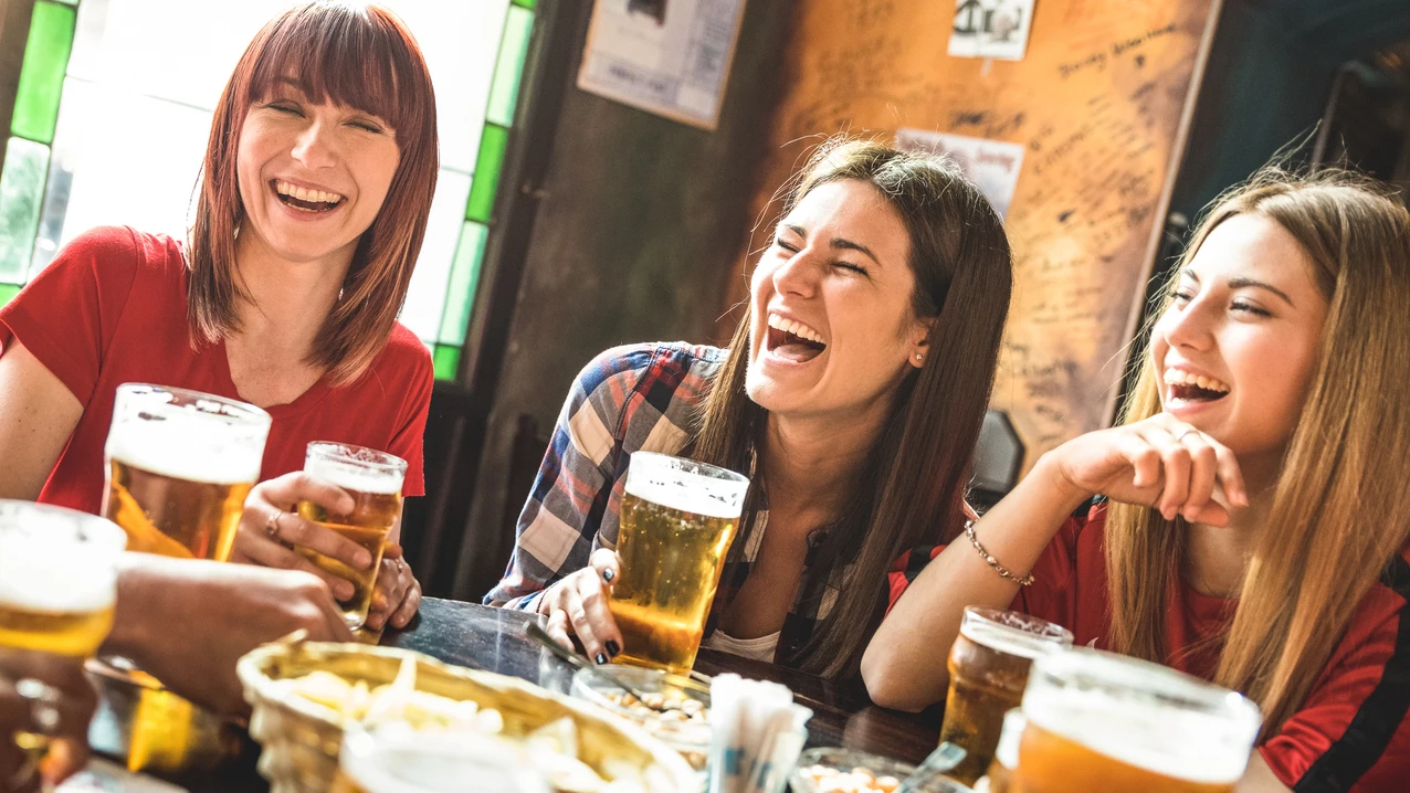 Chicas bebiendo cerveza