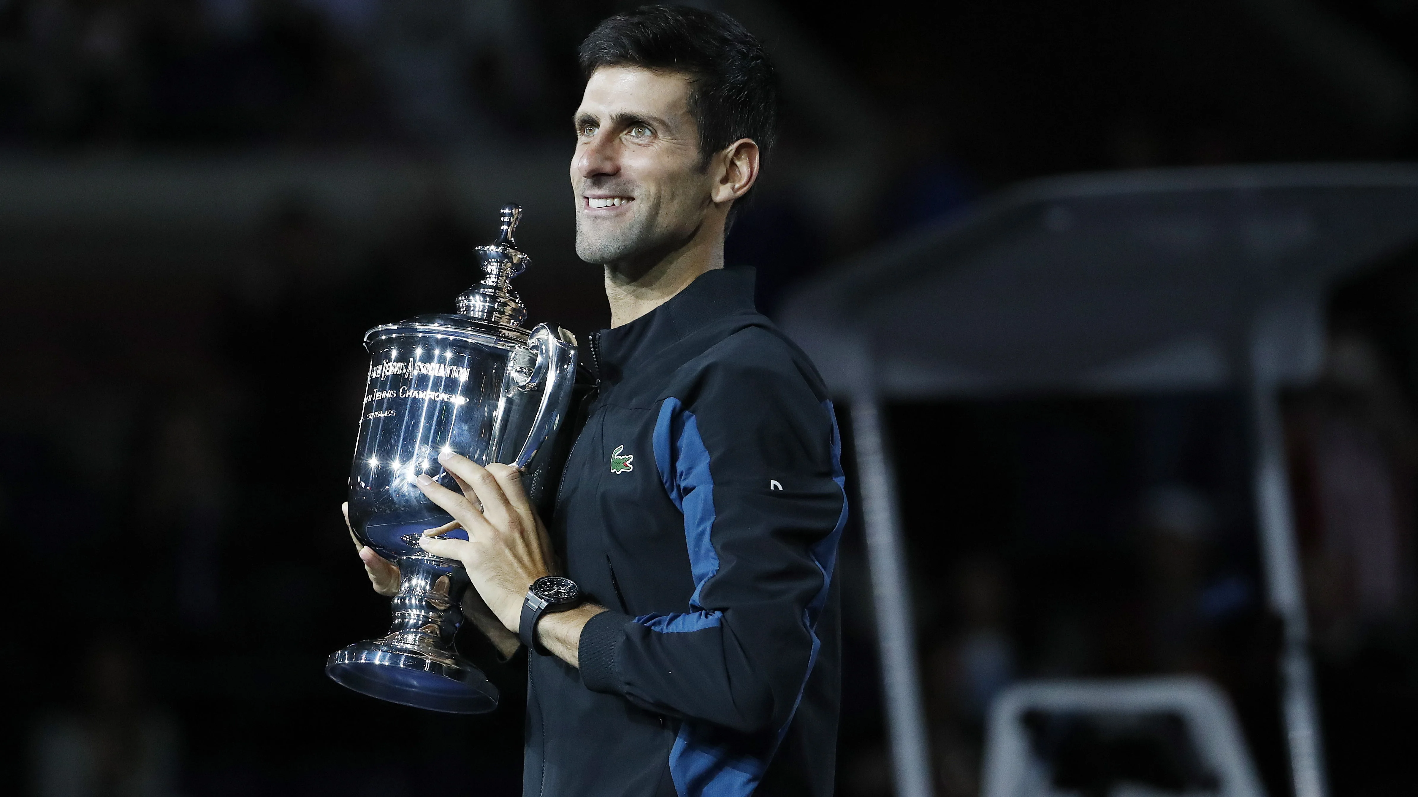 Djokovic posa con el trofeo del US Open