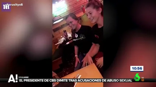 El emotivo gesto de dos camareras que felicitan con lenguaje de signos a una niña sordomuda de cuatro años El emotivo gesto de dos camareras que felicitan con lenguaje de signos a una niña sordomuda de cuatro años