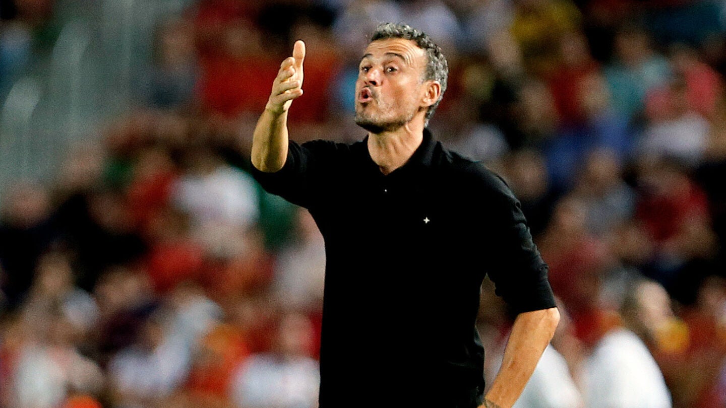 Luis Enrique da indicaciones durante el Espa&ntilde;a-Croacia