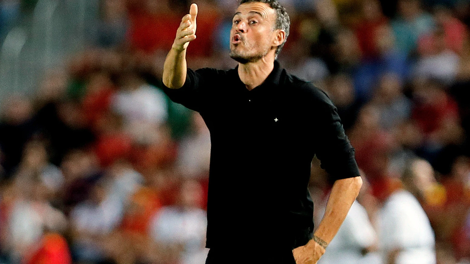 Luis Enrique da indicaciones durante el España-Croacia