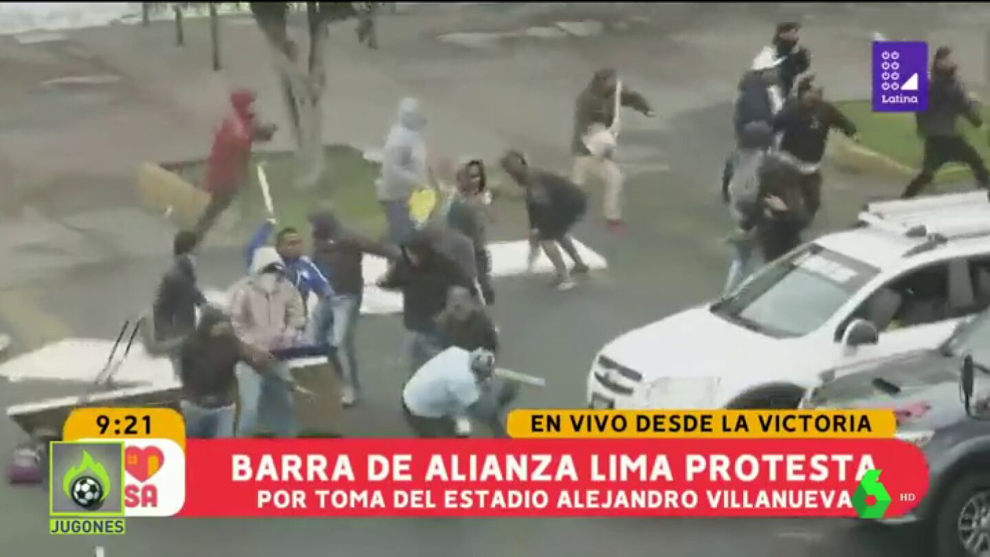 Batalla campal en Per&uacute;, entre ultras y evangelistas por la propiedad de un terreno