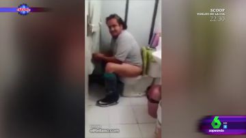 Un niño graba a su padre en el baño
