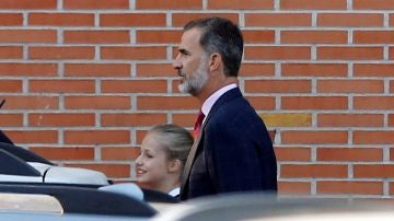 El rey Felipe VI y la princesa Leonor a su llegada al colegio 