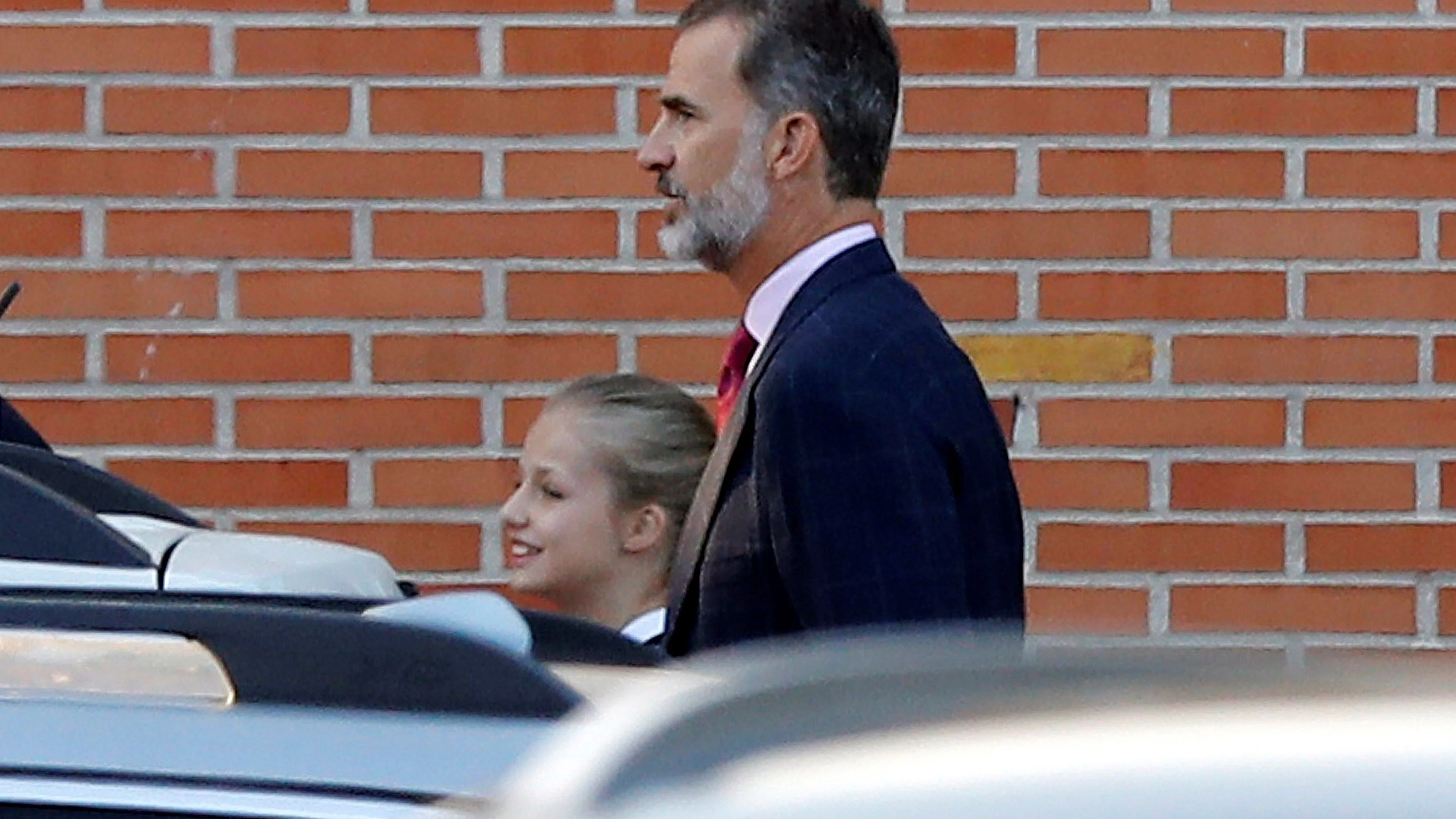 El rey Felipe VI y la princesa Leonor a su llegada al colegio 