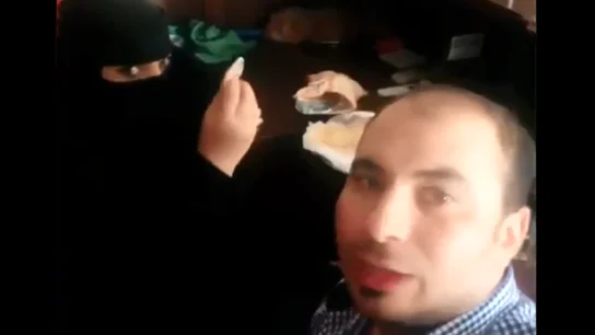 Captura del vídeo en el que el trabajador desayuna con una compañera Captura del vídeo en el que el trabajador desayuna con una compañera