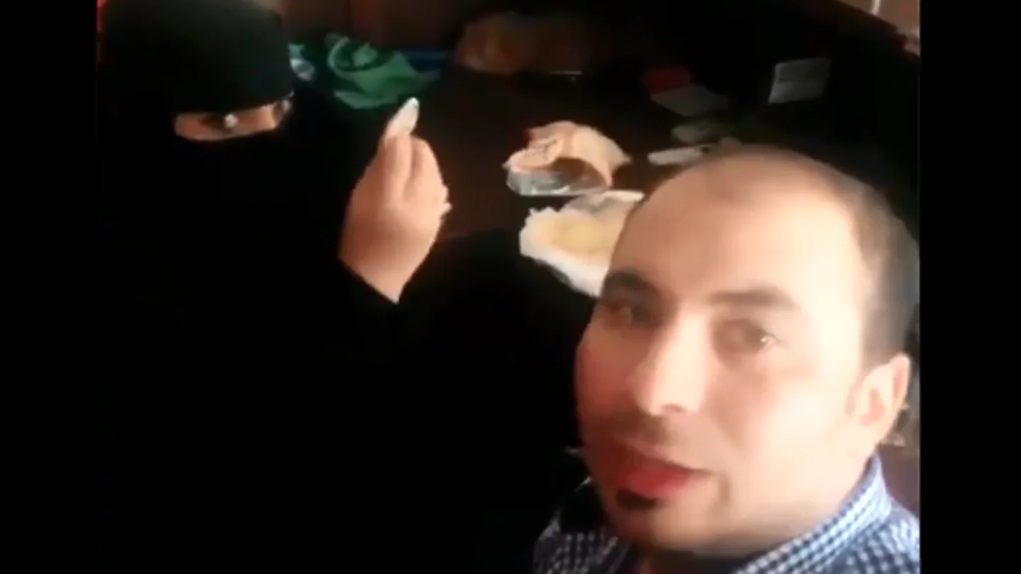 Captura del vídeo en el que el trabajador desayuna con una compañera Captura del vídeo en el que el trabajador desayuna con una compañera