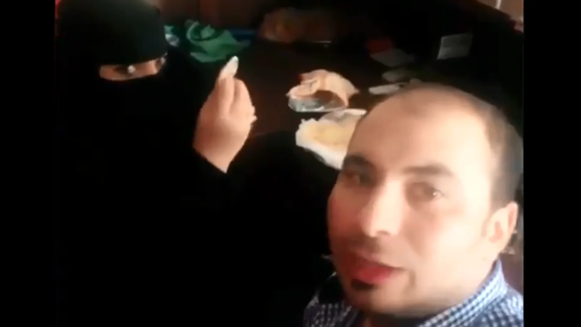 Captura del vídeo en el que el trabajador desayuna con una compañera