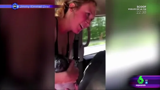 Una madre dando a luz en un coche Una madre dando a luz en un coche
