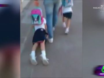A rastras al cole, así lleva un padre a sus hijos A rastras al cole, así lleva un padre a sus hijos