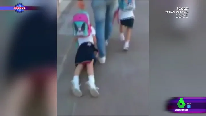 A rastras al cole, así lleva un padre a sus hijos