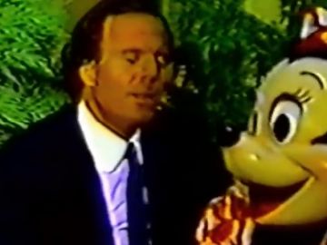 Julio Iglesias cantando junto a Minnie Mouse Julio Iglesias cantando junto a Minnie Mouse