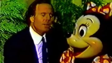 Julio Iglesias cantando junto a Minnie Mouse