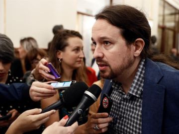 Pablo Iglesias en los pasillos del Congreso Pablo Iglesias en los pasillos del Congreso