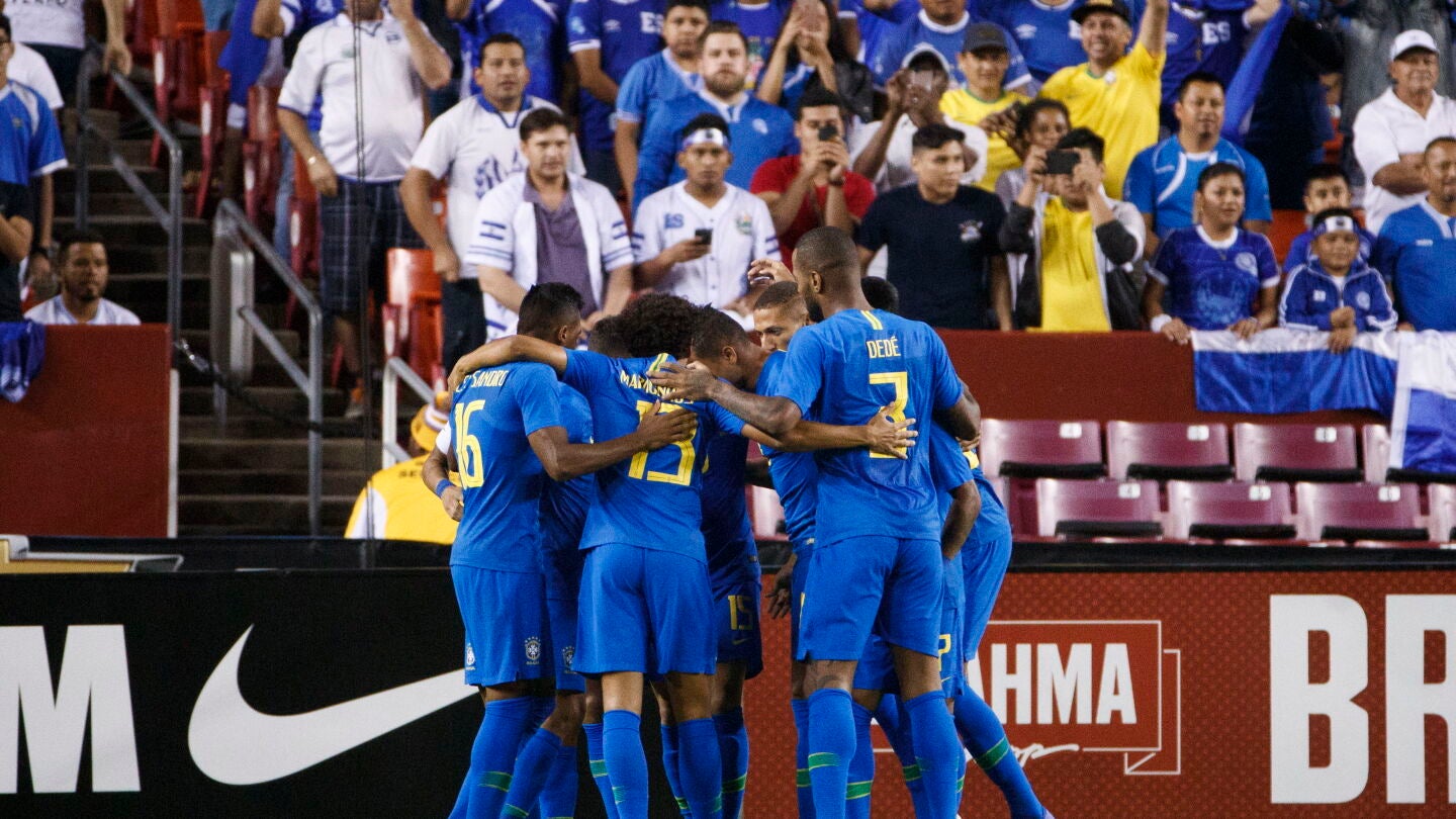 la selecci&oacute;n brasile&ntilde;a celebra un gol