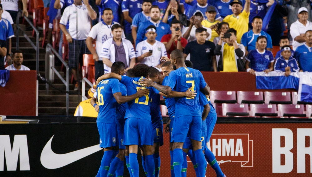 la selección brasileña celebra un gol