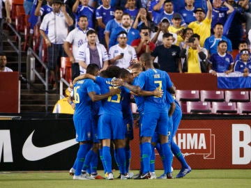 la selección brasileña celebra un gol la selección brasileña celebra un gol