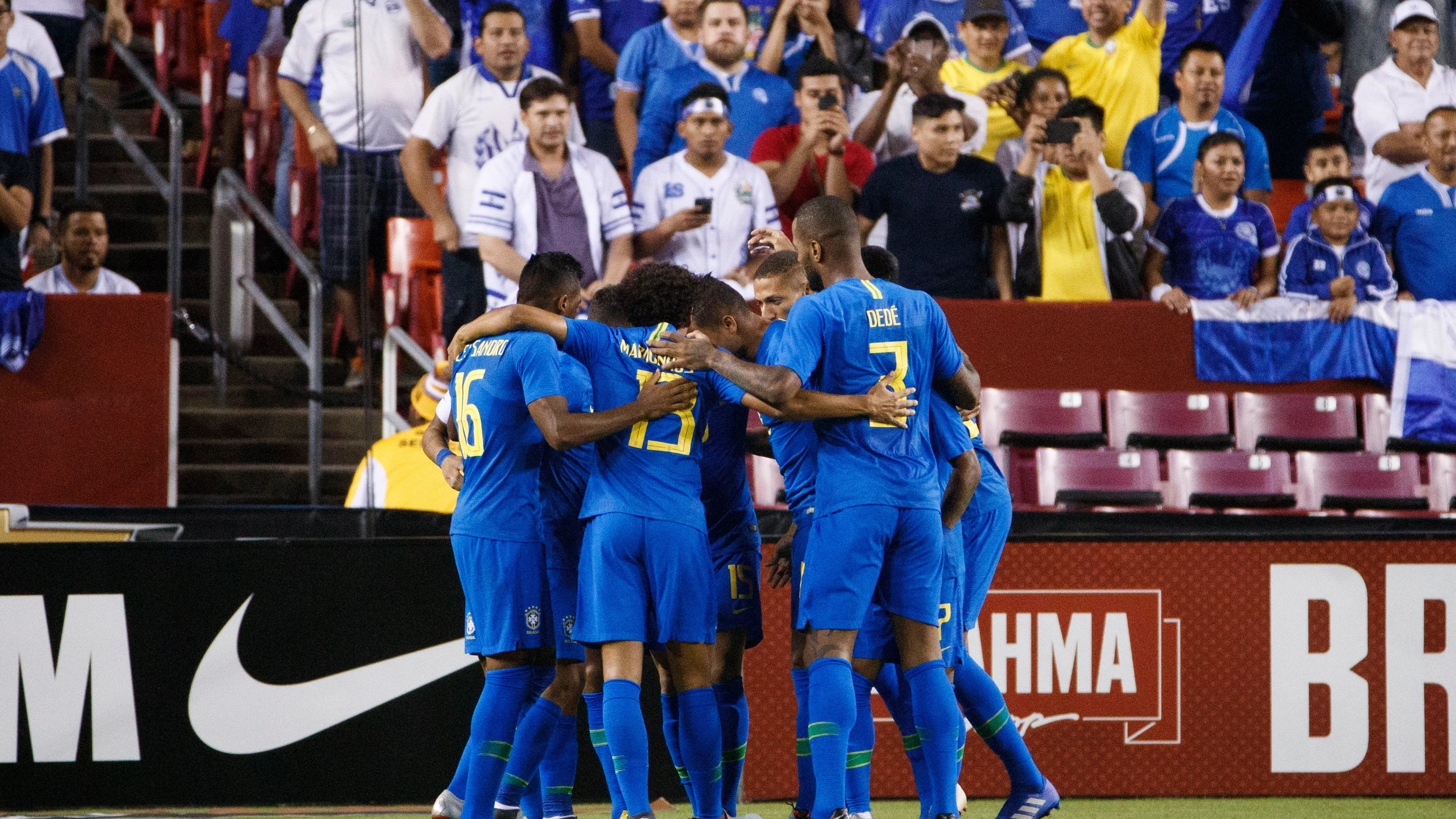 la selección brasileña celebra un gol