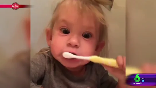 Un niño hace que su cepillo manual sea eléctrico Un niño hace que su cepillo manual sea eléctrico