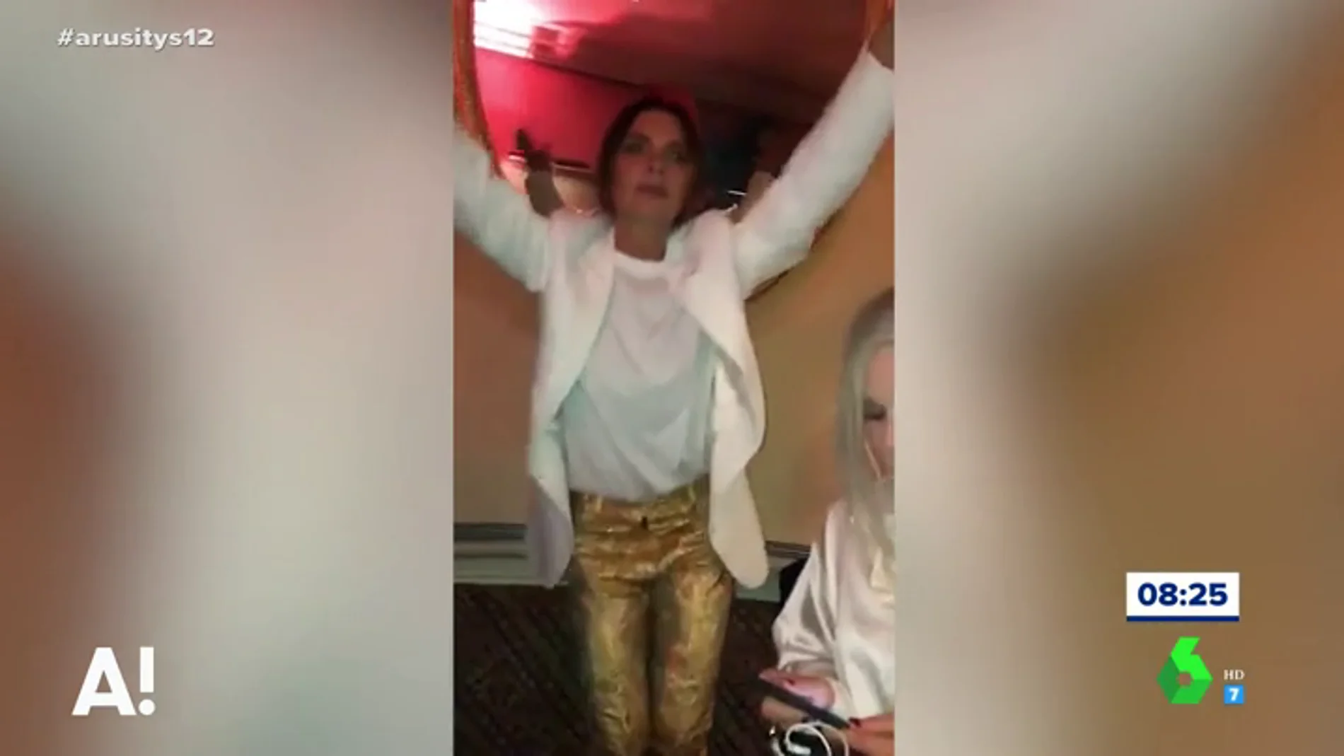 Victoria Beckham baila durante una fiesta