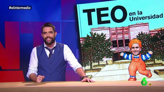 Dani Mateo presenta la sección de 'Las Aventuras de Teo': "Desarrolló un casco que, supongo, sirve para lanzar huesos de aceituna más lejos" Dani Mateo presenta la sección de 'Las Aventuras de Teo': "Desarrolló un casco que, supongo, sirve para lanzar huesos de aceituna más lejos"
