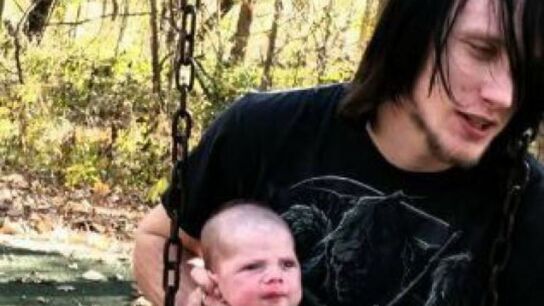 Robert Burnette con su beb&eacute; 