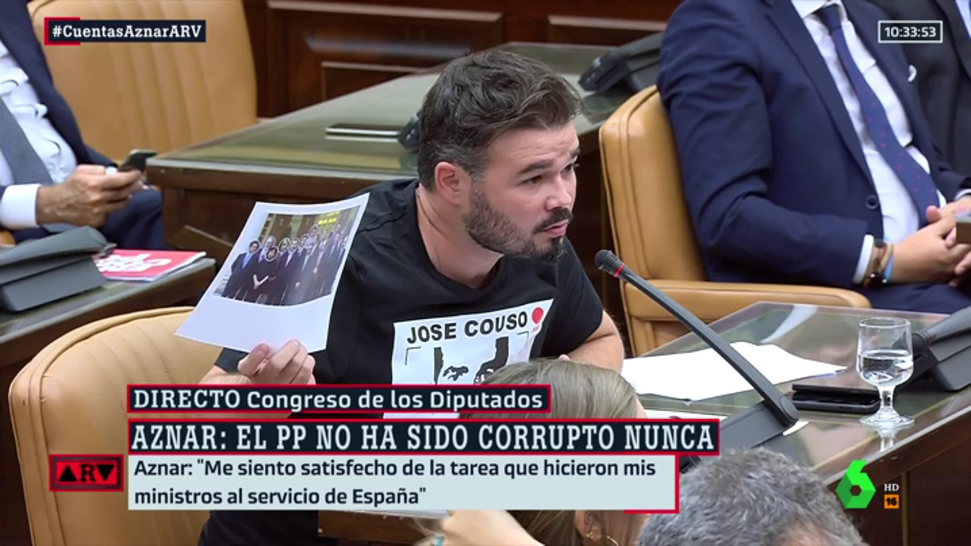 Rufián mostrando en el Congreso una foto del primero gobierno de José María Aznar