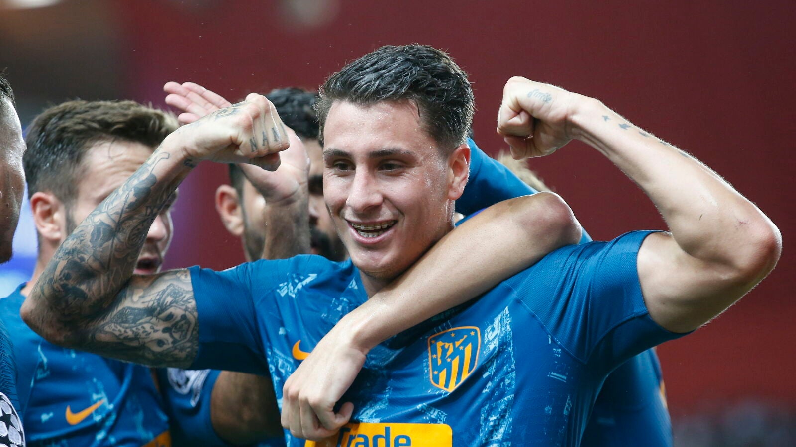 Gim&eacute;nez celebra su gol en el Louis II de M&oacute;naco