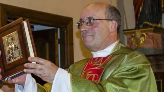 El sacerdote José Manuel Ramos Gordón durante una misa El sacerdote José Manuel Ramos Gordón durante una misa