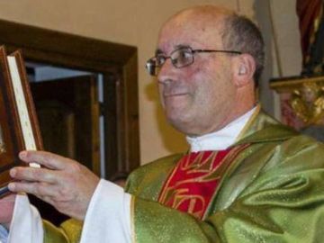 El sacerdote José Manuel Ramos Gordón durante una misa