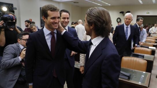 El expresidente del Gobierno Jos&eacute; Mar&iacute;a Aznar, acompa&ntilde;ado por el presidente del Partido Popular, Pablo Casado