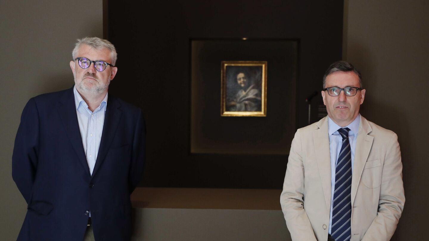 El director del Museo Nacional del Prado,Miguel Falomir,junto al jefe de Conservaci&oacute;n, Andr&eacute;s &Uacute;beda de los Cobos, posan durante la presentaci&oacute;n de la primera experiencia de micromecenazgo