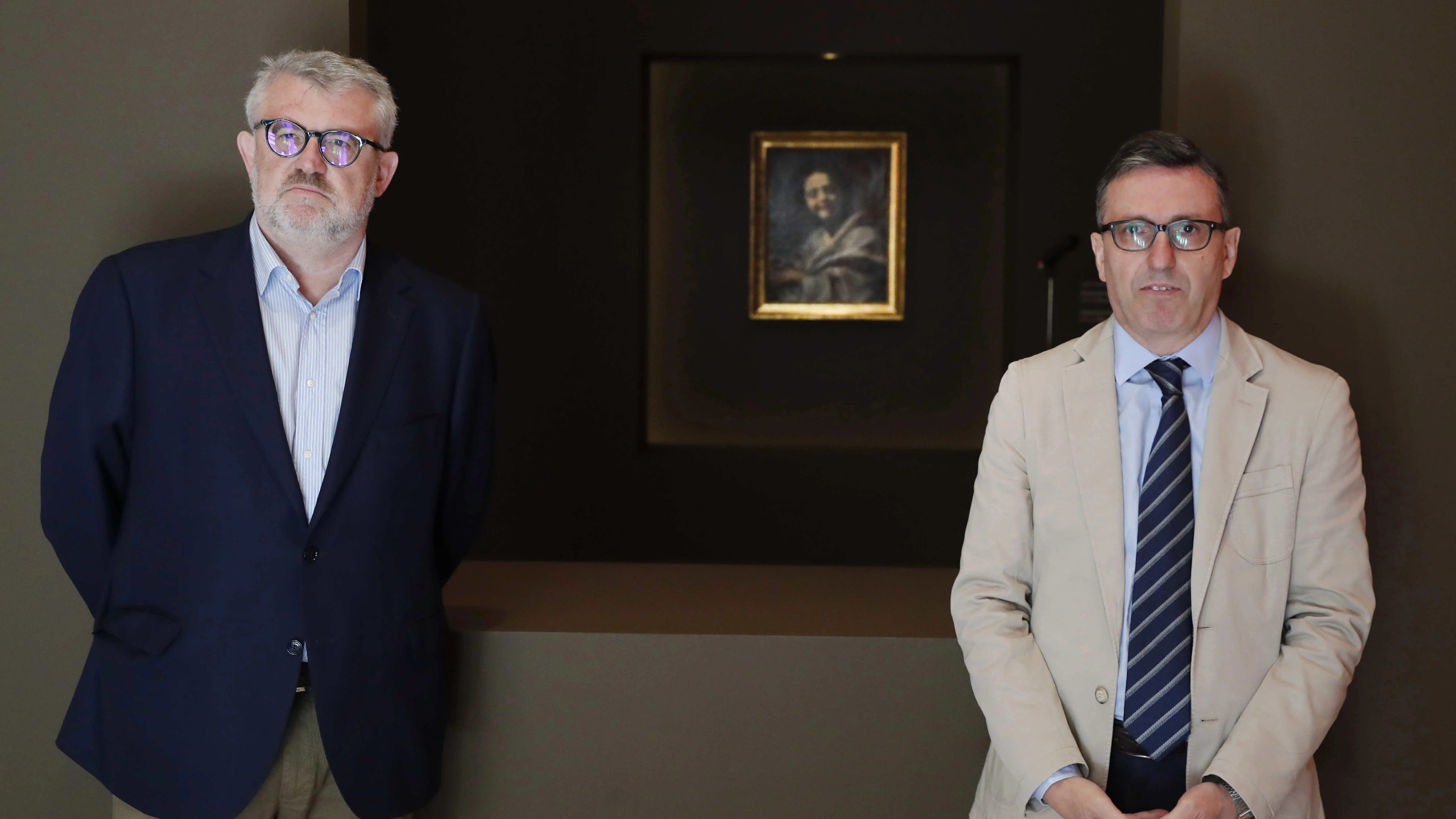 El director del Museo Nacional del Prado,Miguel Falomir,junto al jefe de Conservación, Andrés Úbeda de los Cobos, posan durante la presentación de la primera experiencia de micromecenazgo