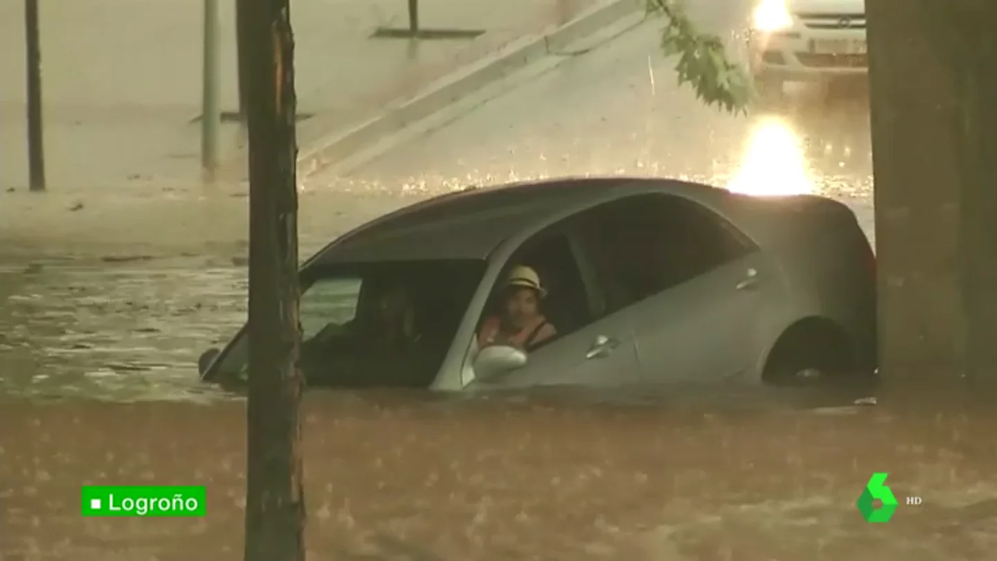 Inundaciones y un conductor atrapado: las terribles consecuencias de la intensa tormenta en Logroño Inundaciones y un conductor atrapado: las terribles consecuencias de la intensa tormenta en Logroño