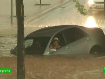 Inundaciones y un conductor atrapado: las terribles consecuencias de la intensa tormenta en Logroño Inundaciones y un conductor atrapado: las terribles consecuencias de la intensa tormenta en Logroño