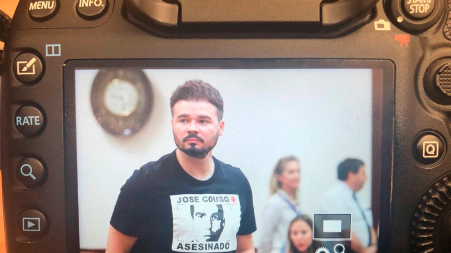 Rufián con una camiseta en apoyo a José Couso Rufián con una camiseta en apoyo a José Couso