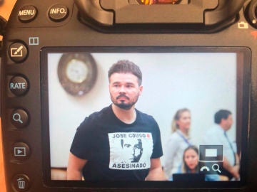 Rufián con una camiseta en apoyo a José Couso Rufián con una camiseta en apoyo a José Couso
