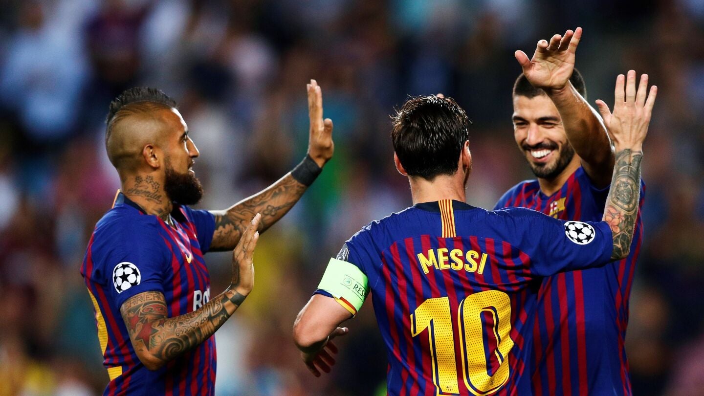 Messi celebra con Su&aacute;rez y Arturo Vidal un gol ante el PSV