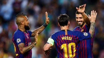 Messi celebra con Suárez y Arturo Vidal un gol ante el PSV